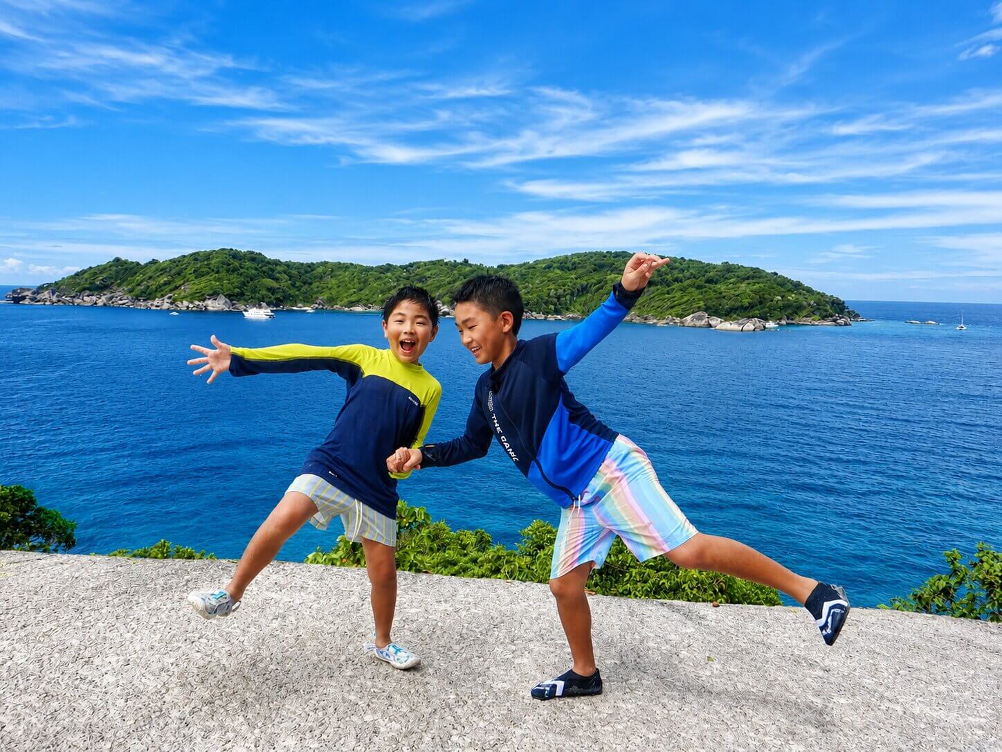 シミラン諸島のビューポイントで楽しむ子供たち