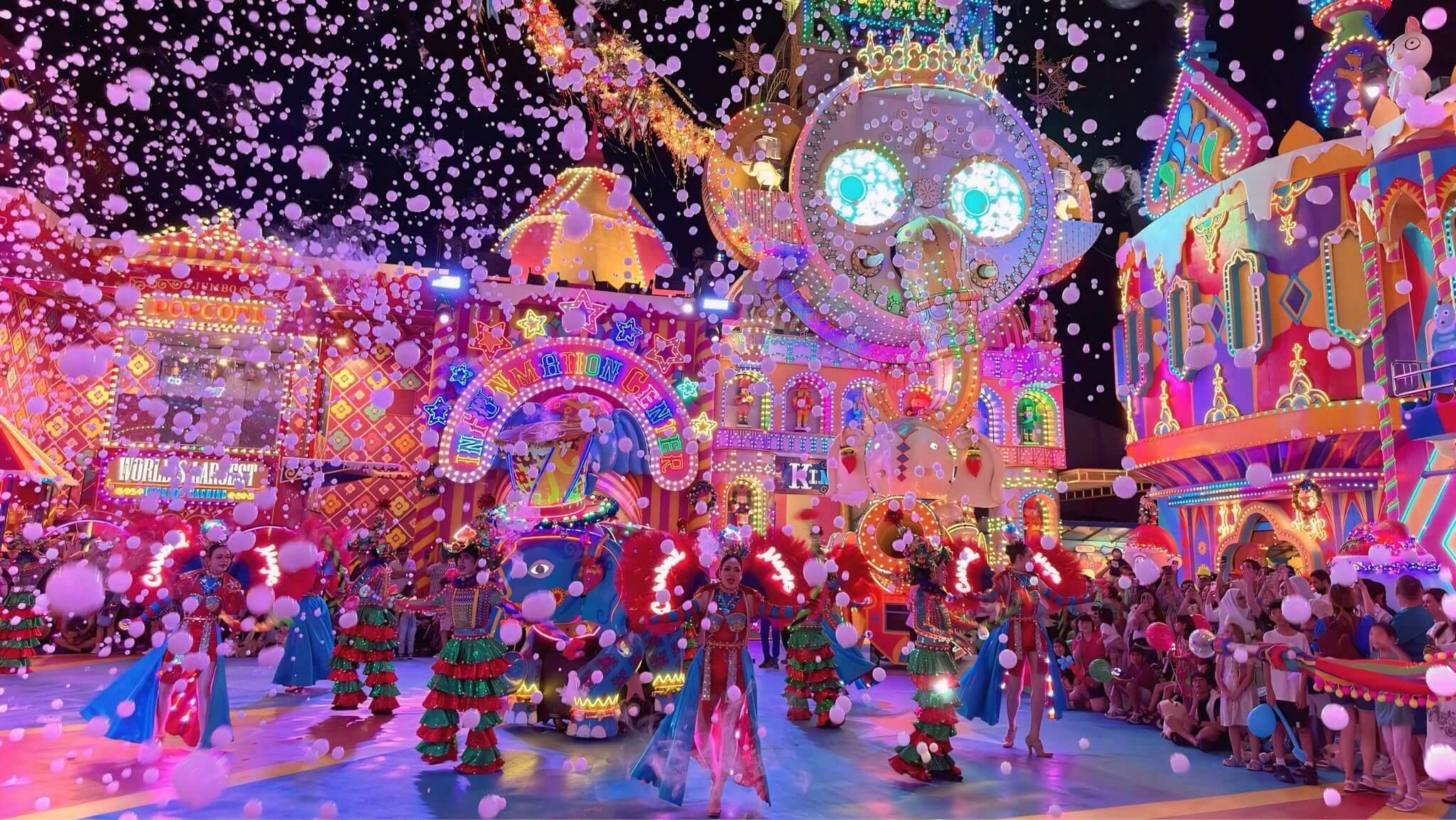 夜のライトアップを楽しむカーニバルマジック・プーケット