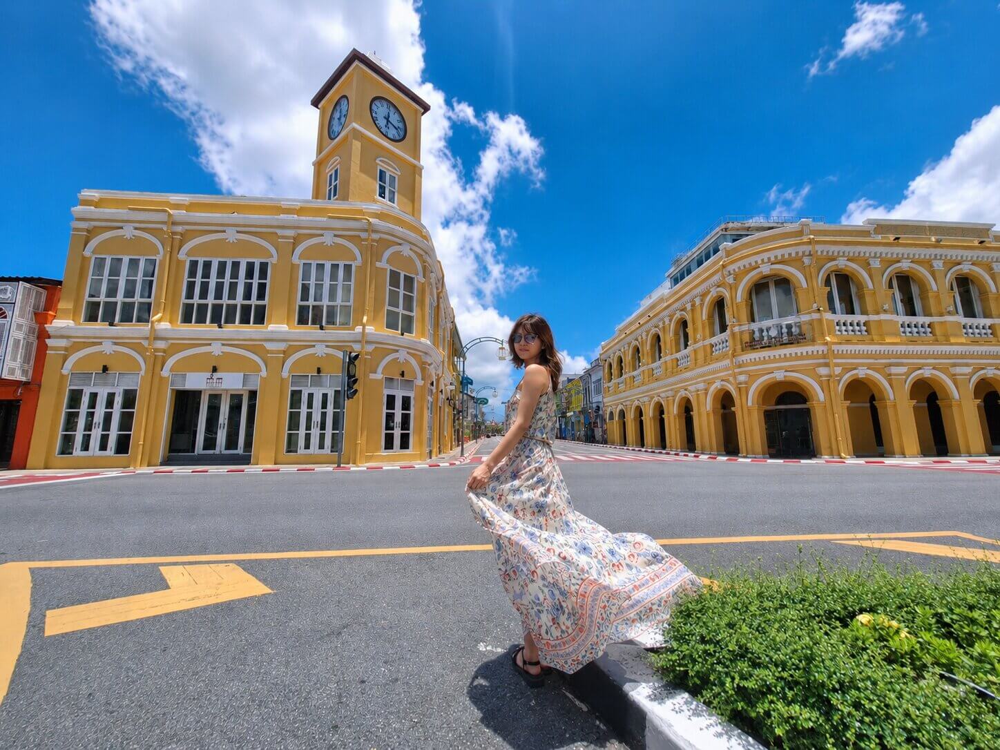 プーケット・オールドタウンの時計塔で写真を撮る旅行者