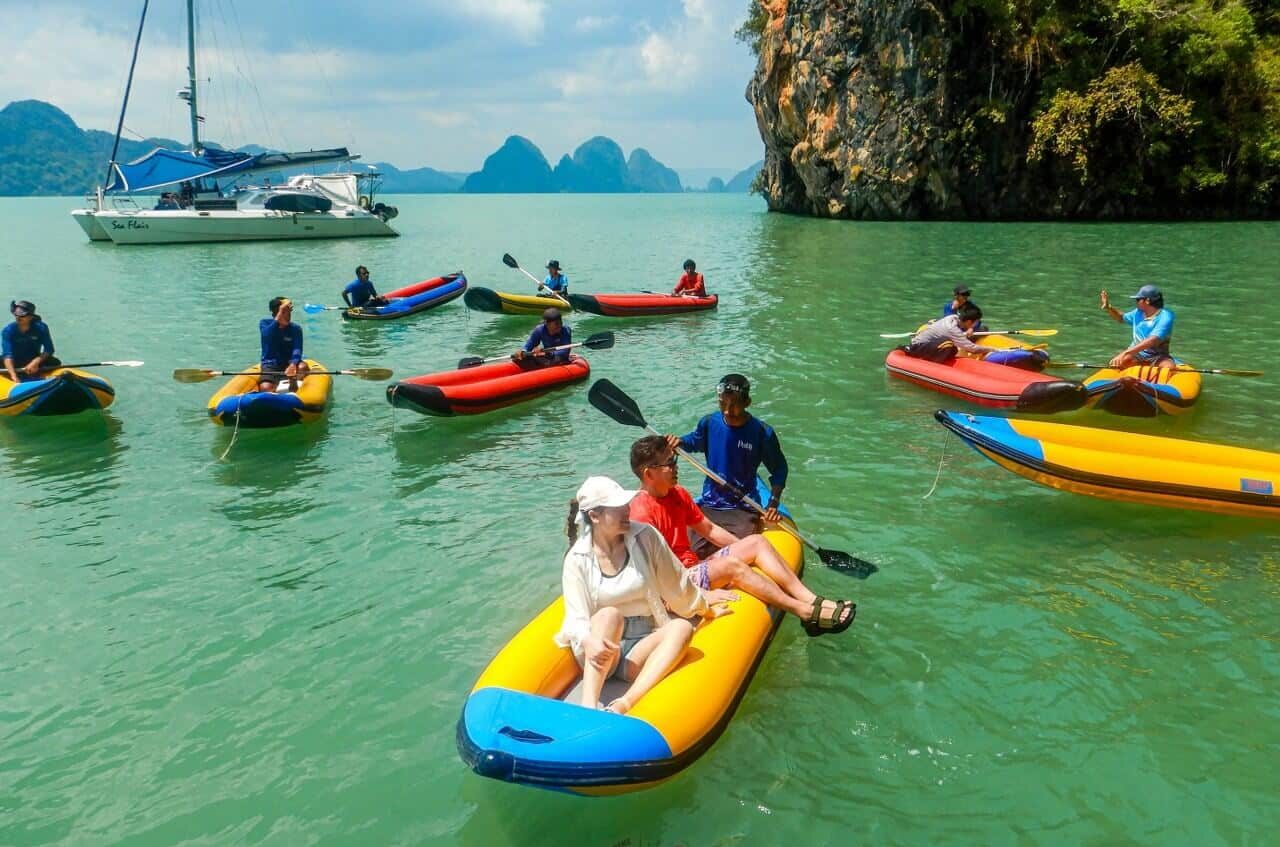 phang-nga-bay-sea-canoe-japanese-tour-cover パンガー湾シーカヌーツアーで石灰岩の島々を背景にカヌーを楽しむお客様
