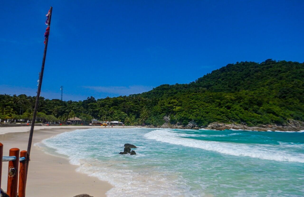 racha-yai-island-turquoise-sea-white-sand ラチャヤイ島の白い砂浜とターコイズブルーの海